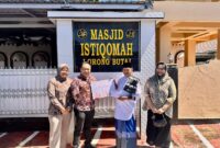 Talent & Culture Manager Mercure Bengkulu, Aan Iskandar simbolis menyerahkan paket berbagi berkah dari Mercure Bengkulu 