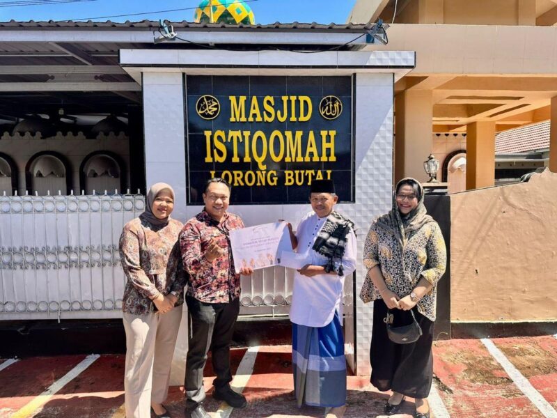 Talent & Culture Manager Mercure Bengkulu, Aan Iskandar simbolis menyerahkan paket berbagi berkah dari Mercure Bengkulu 