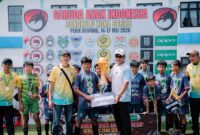 Pemenang turnamen garuda anak Indonesia menerima trophy kebanggaan (foto: Andreas/warta aspirasi)