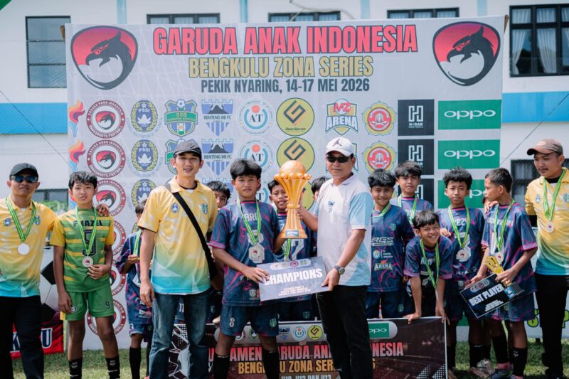 Pemenang turnamen garuda anak Indonesia menerima trophy kebanggaan (foto: Andreas/warta aspirasi)