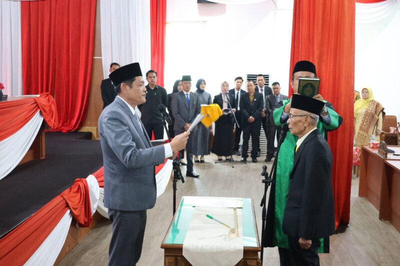 Ketua DPRD Benteng, Fepi Suheri melantik dan memimpin pengambilan sumpah jabatan Ahmad Syarkawi sebagai anggota DPRD Benteng. (Andreas/WA)