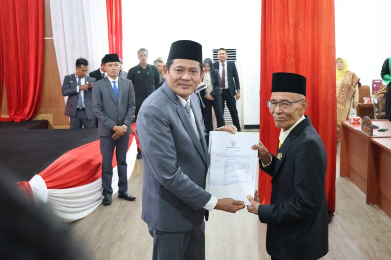 Ketua DPRD, Fepi Suheri saat menyerahkan SK pengangkatan sebagai anggota DPRD Benteng pada Ahmad Syarkawi.