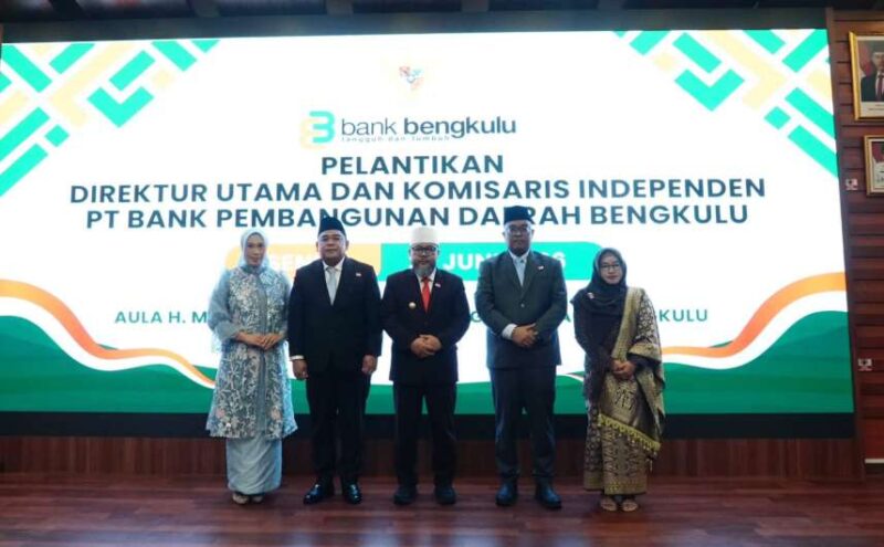 Dirut dan Komisaris Independen Bank Bengkulu yang baru saja dilantik berfoto bersama Gubernur Bengkulu. (foto: Andreas/warta aspirasi)