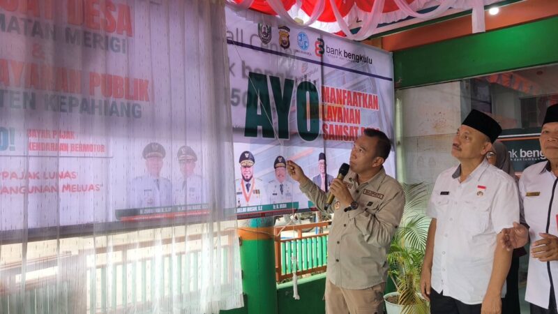 Bupati H. Zurdi Nata membuka tirai penanda telah diaktifkan Samsat dan MPP Desa. (foto: Andreas/warta aspirasi)