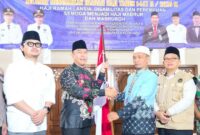 Bupati Kepahiang, H. Zurdi Nata didampingi ketua DPRD melepas pemberangkatan 29 jemaah calon haji asal Kepahiang. (foto: Defi Parisa/warta aspirasi)