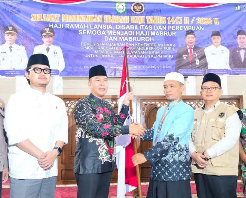 Bupati Kepahiang, H. Zurdi Nata didampingi ketua DPRD melepas pemberangkatan 29 jemaah calon haji asal Kepahiang. (foto: Defi Parisa/warta aspirasi)