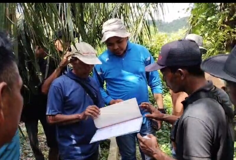 Warga dan tim ATR/BPN saat mengukur lahan eks HGU PT Bio