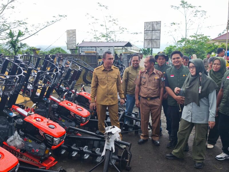 Bupati didampingi Kadis Pertanian dan brigade pangan meninjau handtracktor. (Defi Parisa/warta aspirasi)