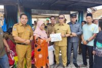 Bupati menyalurkan paket bantuan pasca bencana kebaran pada korban di Desa Daspetah. (Defi Parisa/warta aspirasi)
