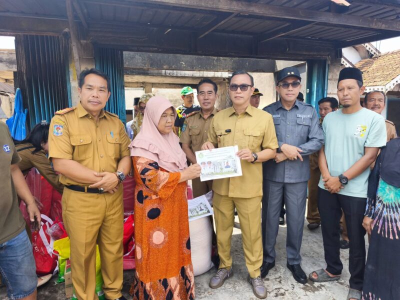 Bupati menyalurkan paket bantuan pasca bencana kebaran pada korban di Desa Daspetah. (Defi Parisa/warta aspirasi)