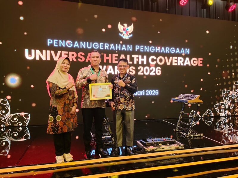 Bupati menerima UHC Awards Kategori Pratama berkat sinergi yang solid dan konsisten antara Pemkab Kepahiang, BPJS Kesehatan, fasilitas kesehatan, serta seluruh pemangku kepentingan terkait. (foto: Kominfotik Kepahiang)