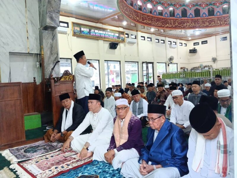 Bupati Kepahiang bersama jamaah masjid Al Huda sesaat sebelum sholat ied. (foto: Andreas/warta aspirasi)