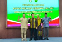 Bupati Kepahiang H. Zurdi Nata, S.Ip bersama Wakil Bupati Kepahiang Ir. Abdul Hafizh, M.Si, berfoto bersama Ketua Pengadilan Negeri (PN) Kepahiang, Mulyadi Aribowo, S.H., M.H yang alih tugas ke Yogyakarta.(Defi Parisa/warta aspirasi)
