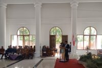 Bupati, Zurdi Nata menyampaikan arahan pada seluruh anggota BPD. (foto: Sri Wahyuni/warta aspirasi)