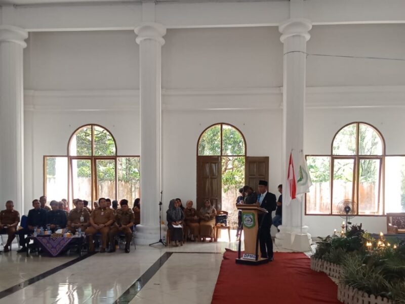 Bupati, Zurdi Nata menyampaikan arahan pada seluruh anggota BPD. (foto: Sri Wahyuni/warta aspirasi)