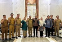 Bupati Kepahiang, H. Zurdi Nata, S.Ip, didampingi Sekda  Dr. Hartono dan Ketua TP-PKK Kabupaten Kepahiang Hj. Emi Nata berfoto bersama Bupati Garut, Abdusy Syakur Amin dan jajaran. (foto: Kominfotik/dok)