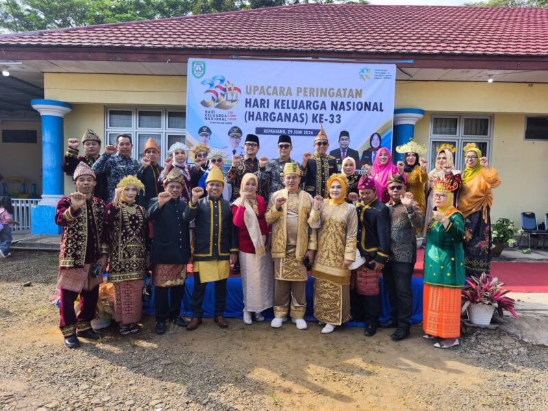 Jajaran DP2KBP3A berfoto bersama bupati usai upacara peringatan Harganas tahun 2026. (Agung/warta aspirasi)