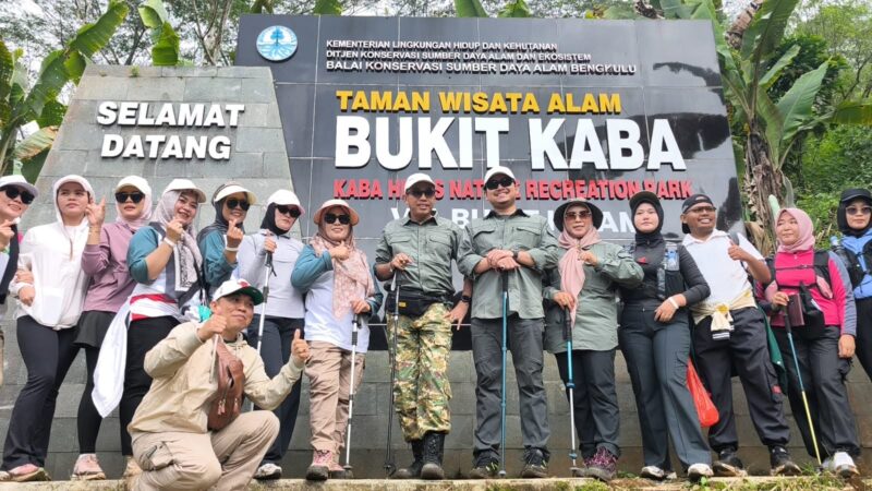 Kegiatan hiking wisata sekaligus eksplorasi potensi panas bumi (geothermal) yang dipimpin langsung oleh Bupati Kepahiang H. Zurdi Nata, S.IP bersama Wakil Bupati Ir. Abdul Hafizh, M.Si, di Desa Air Sempiang,(Defi Parisa/warta aspirasi)