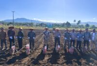 Bupati dan Kapolres serta jajaran saat menanam jagung hibrida sebagai komitmen mewujudkan ketahanan pangan.(Andreas/warta aspirasi)