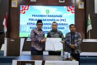 Bupati menunjukkan naskah perjanjian kinerja yang harus diisi oleh seluruh kepala OPD sebagai komitmen dan integritas membangun Kepahiang. (Defi Parisa/warta aspirasi)