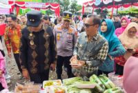 Bupati dan unsur Forkompimda saat meninjau stand yang menjual Sembako murah. (foto: Defi Parisa/warta aspirasi)