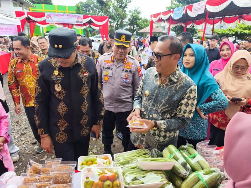 Bupati dan unsur Forkompimda saat meninjau stand yang menjual Sembako murah. (foto: Defi Parisa/warta aspirasi)