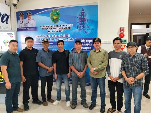Penjemputan dan pemulangan korban TPPO yang dipimpin oleh Kepala Dinas Perindustrian dan Tenaga Kerja Kabupaten Kepahiang, Turut mendampingi Kepala Dinas Komunikasi dan Informatika, Kepala Badan Kesbangpol serta Kepala Desa Tebat Monok. (foto: Kominfotik)