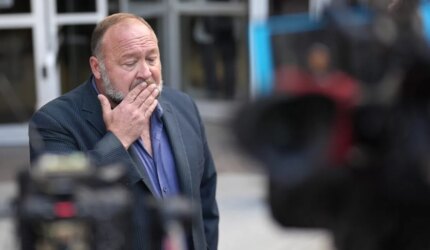 Alex Jones menyerukan pemakzulan Trump atas konflik Iran
