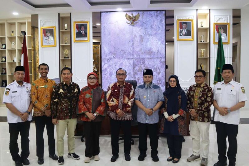 Kakanwil DJP Bengkulu - Lampung berfoto bersama dengan Gubernur Bengkulu. (DJP Bengkulu - Lampung)