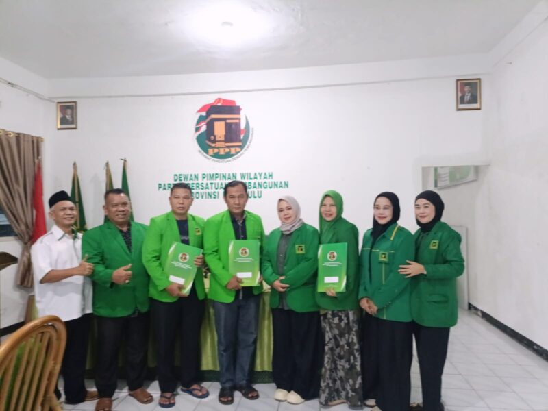Ketua DPC PPP Kota Bengkulu, Benteng dan Seluma saat menerima SK definitif. (Andreas/warta aspirasi)