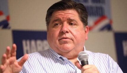 Pritzker mengatakan penjahat tidak beruntung mendarat di halaman belakang rumahnya | Illinois