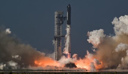 SpaceX meluncurkan roket Starship besar-besaran dalam uji terbang pertama sejak IPO