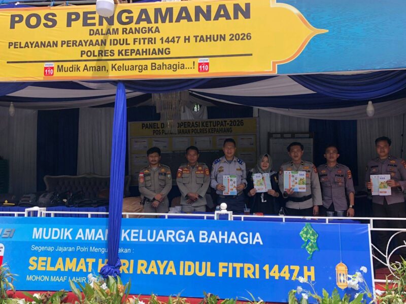 Personel dari balai KB DP2KBP3A bertugas di posko mudik guna memberikan pelayanan pada para pemudik tentang kesehatan reproduksi selama di perjalanan mudik dan sosialisasi Bangga Kencana. (Defi Parisa/warta aspirasi)