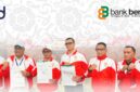 Dirut Bank Bengkulu, Ketua KONI dan Kepala BPJS Ketenagakerjaan Provinsi Bengkulu menunjukkan naskah MoU yang baru saja diteken. (Andreas/warta aspirasi)