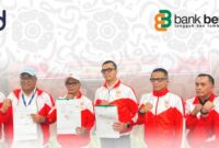 Dirut Bank Bengkulu, Ketua KONI dan Kepala BPJS Ketenagakerjaan Provinsi Bengkulu menunjukkan naskah MoU yang baru saja diteken. (Andreas/warta aspirasi)