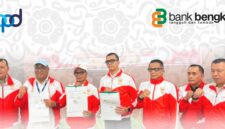 Dirut Bank Bengkulu, Ketua KONI dan Kepala BPJS Ketenagakerjaan Provinsi Bengkulu menunjukkan naskah MoU yang baru saja diteken. (Andreas/warta aspirasi)