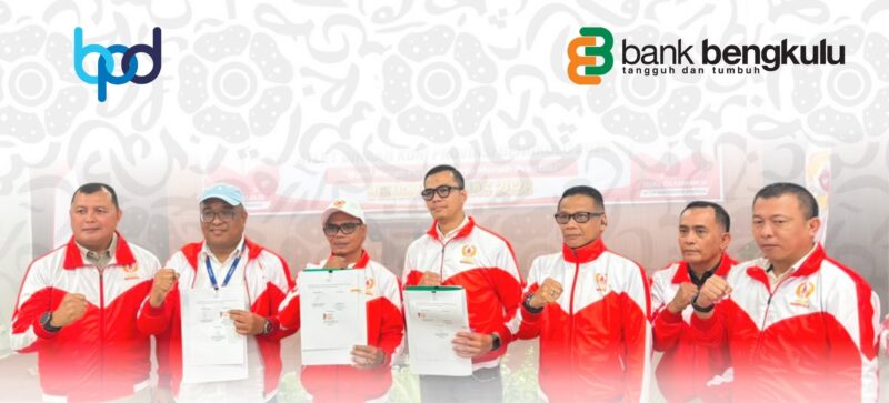 Dirut Bank Bengkulu, Ketua KONI dan Kepala BPJS Ketenagakerjaan Provinsi Bengkulu menunjukkan naskah MoU yang baru saja diteken. (Andreas/warta aspirasi)