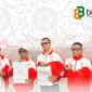 Dirut Bank Bengkulu, Ketua KONI dan Kepala BPJS Ketenagakerjaan Provinsi Bengkulu menunjukkan naskah MoU yang baru saja diteken. (Andreas/warta aspirasi)