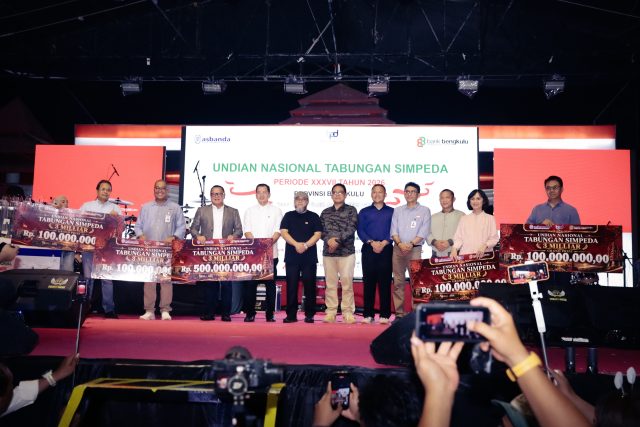 Gubernur Bengkulu,para direktur BPD berfoto bersama usai penarikan undian nasional tabungan Simpeda. (Andreas/warta aspirasi)