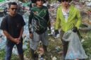 Ketua Brigade, Dian Saputra dan tim saat melakukan pembersihan dan pengangkutan sampah di kawasan Kampung 4. (Anggita/warta aspirasi)
