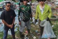 Ketua Brigade, Dian Saputra dan tim saat melakukan pembersihan dan pengangkutan sampah di kawasan Kampung 4. (Anggita/warta aspirasi)