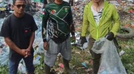 Ketua Brigade, Dian Saputra dan tim saat melakukan pembersihan dan pengangkutan sampah di kawasan Kampung 4. (Anggita/warta aspirasi)