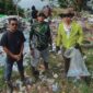 Ketua Brigade, Dian Saputra dan tim saat melakukan pembersihan dan pengangkutan sampah di kawasan Kampung 4. (Anggita/warta aspirasi)