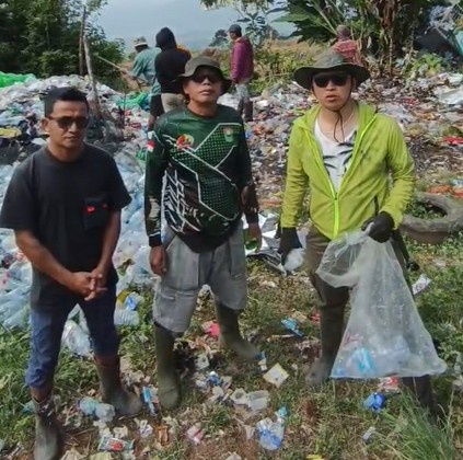 Ketua Brigade, Dian Saputra dan tim saat melakukan pembersihan dan pengangkutan sampah di kawasan Kampung 4. (Anggita/warta aspirasi)