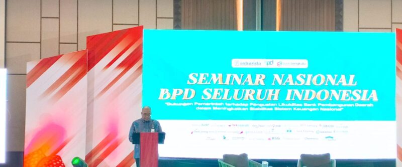 Direktur Bank Bengkulu, Iswahyudi saat menyampaikan sambutan saat pembukaan Seminar. (Andreas/Warta Aspirasi)