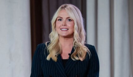 Karoline Leavitt Memberikan Komentar Menceritakan Tentang Bekerja untuk Trump