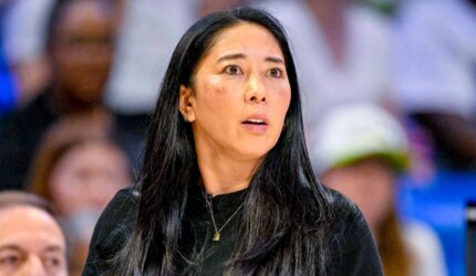 Pelatih Golden State Valkyries pingsan di tengah pertandingan selama babak playoff WNBA
